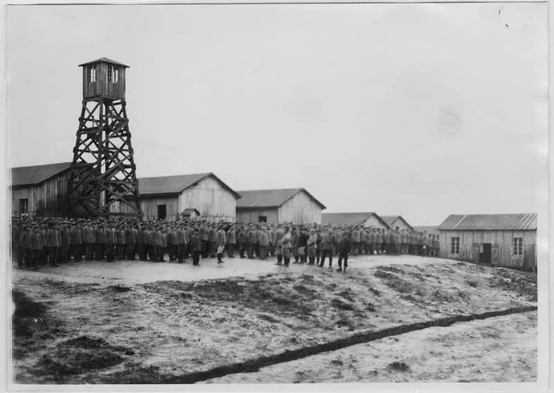 Camp de prisonniers. L'appel devant le camp