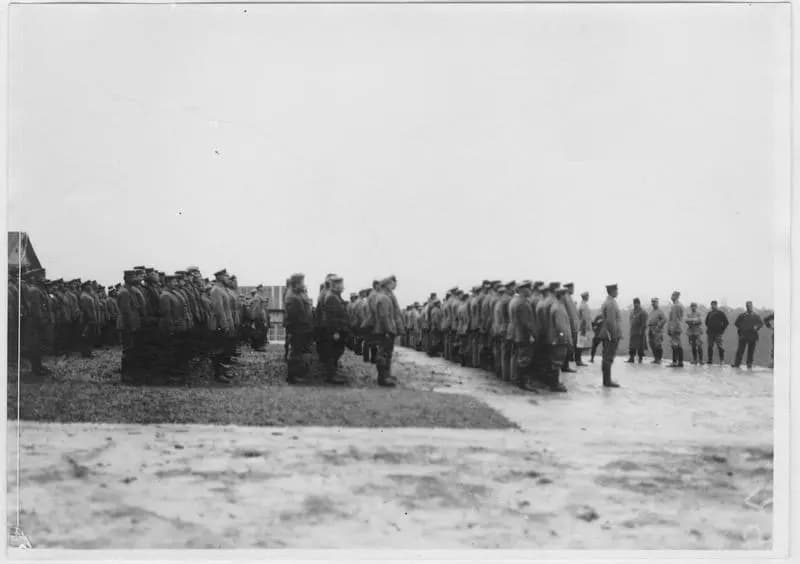 Camp de prisonniers. L'appel devant le camp