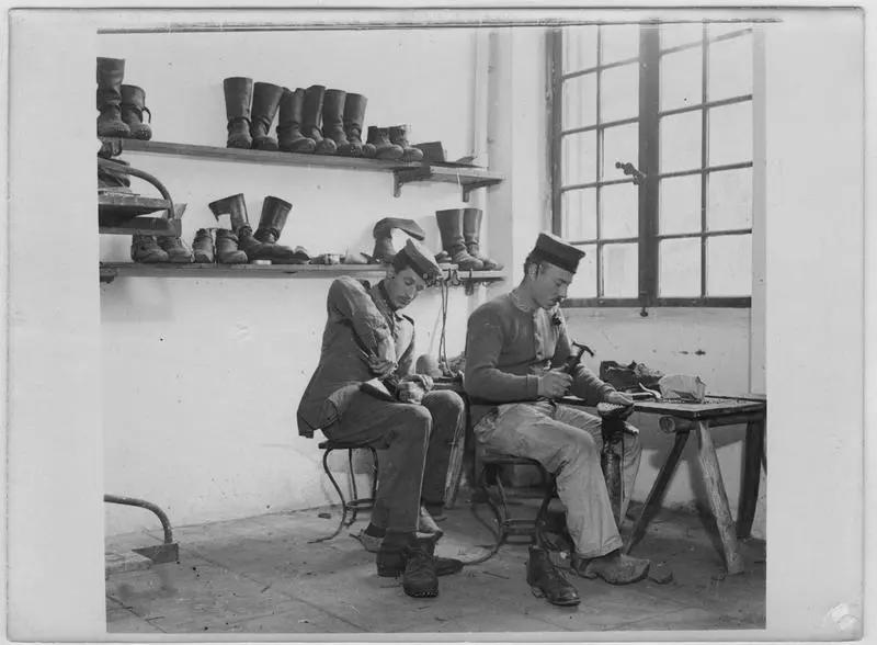 Dépôt de prisonniers allemands. Atelier de cordonniers