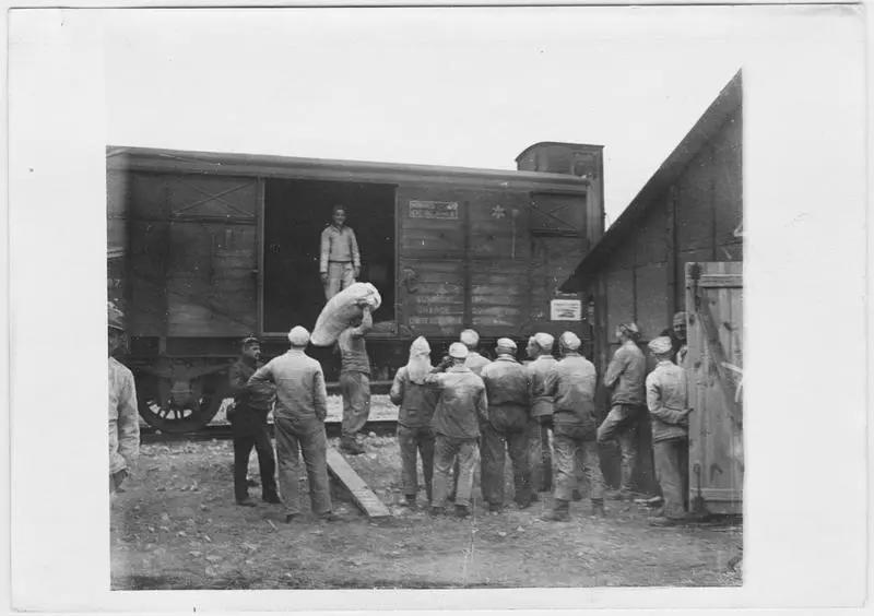 Chantier de l'arsenal. Prisonniers allemands au travail