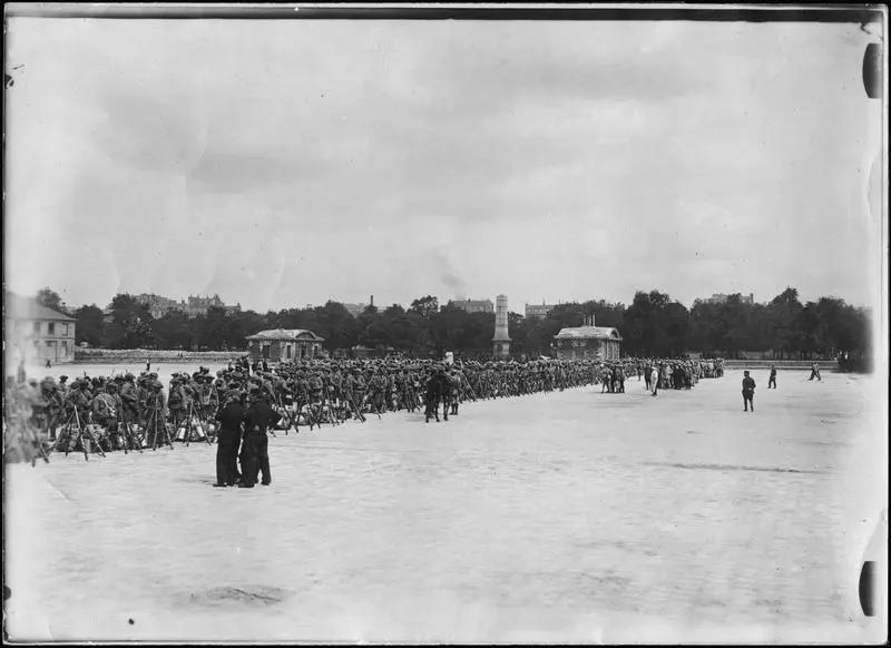 Le 18ème bataillon indo-chinois, troupes annamites, qui vient de débarquer dans la cour de l'Ecole Militaire