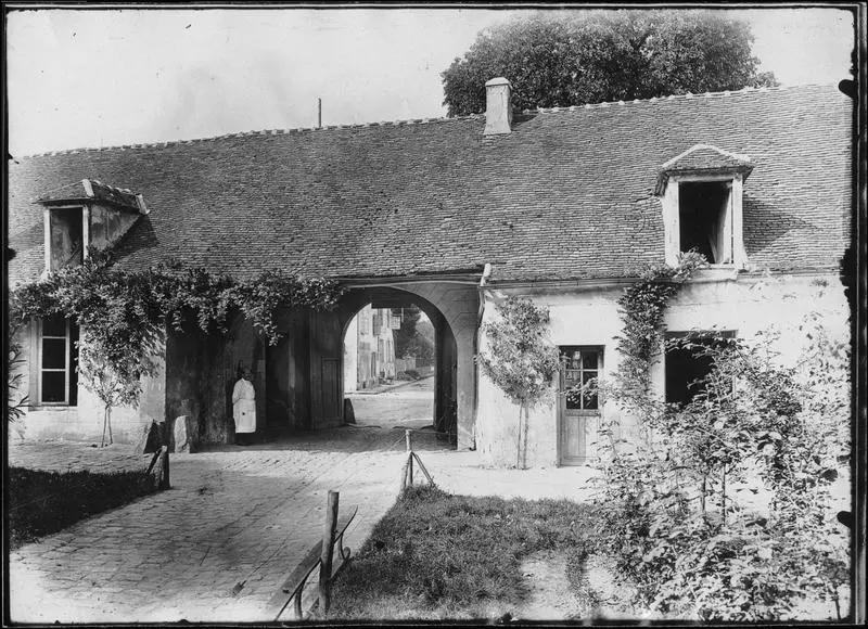 Jardin et infirmier sur le côté