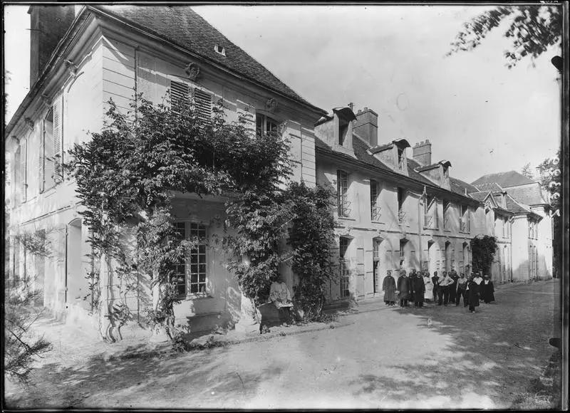 Groupe de malades et infirmiers devant l'hôpital