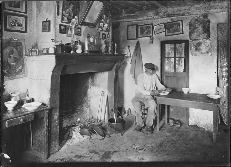 Vue intérieure, cuisine, paysan à table