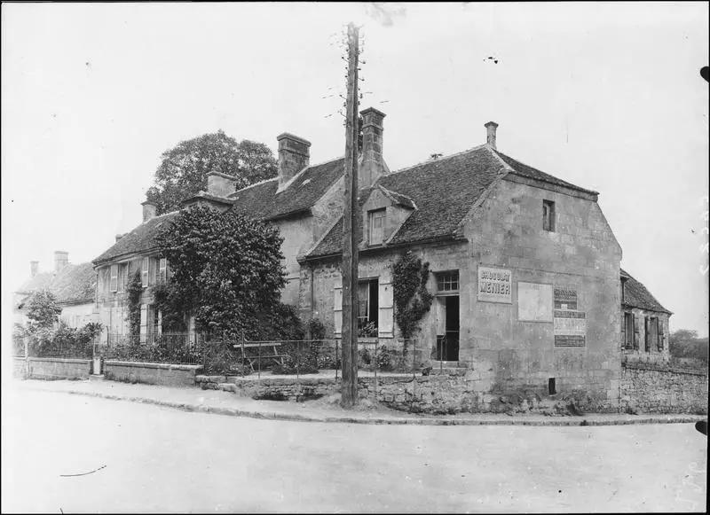 Vue d'ensemble, maison dans l'angle d'une rue et panneaux publicitaires (voir Z2345)