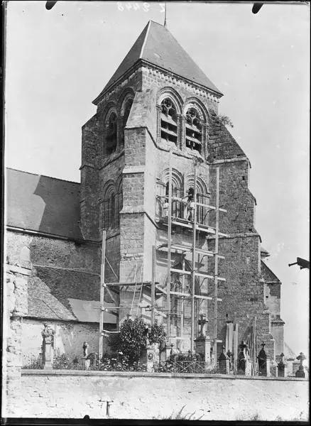 Eglise bombardée, en réparation ; échafaudage