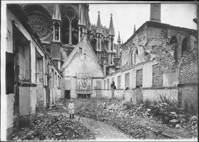 Intérieur, salle du Tau