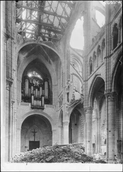 1916.10, Cathédrale Saint-Gervais et Saint-Protais, La grande nef et les orgues de la cathédrale