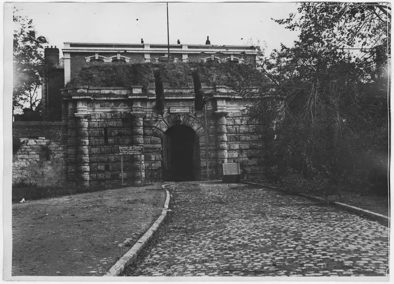 1917, Citadelle, Entrée de la caserne Villars, panneau en allemand : Betreten der Zitadelle