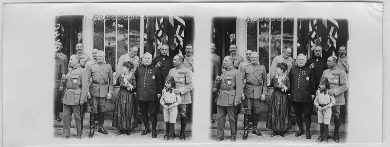 Jardin du gouverneur militaire de Paris, le maréchal Joffre, madame Joffre, le général Pershing et le général Dubail, juin 1917