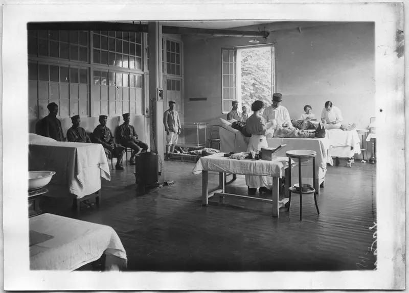 L'hôpital, salle des pansements, juillet 1917