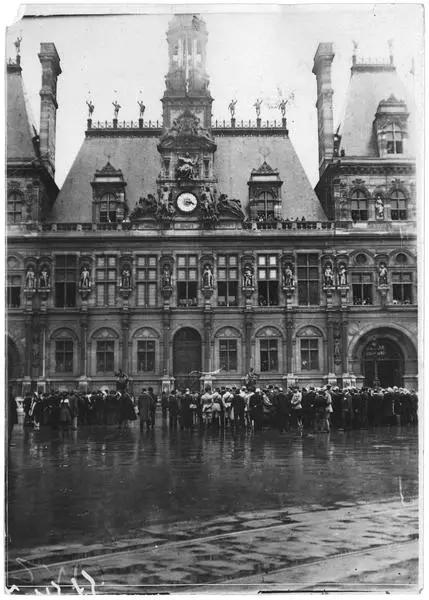 Un drapeau américain, réplique exacte du drapeau de l'Indépendance, offert par la ville de Philadelphie à la ville de Paris, pour l'anniversaire de la naissance de La Fayette, le 6 septembre 1917, va être hissé sur l'hôtel de ville