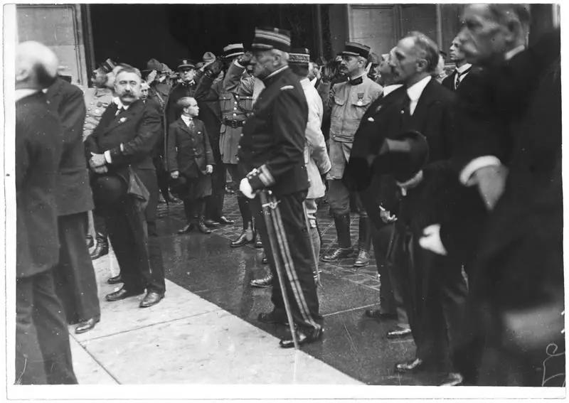 Délégués français et américain devant l'hôtel de ville. Au centre le colonel Renault représentant le président de la République, le 6 septembre 1918