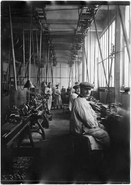 Usine de matériel électrique. L'atelier des rupteurs