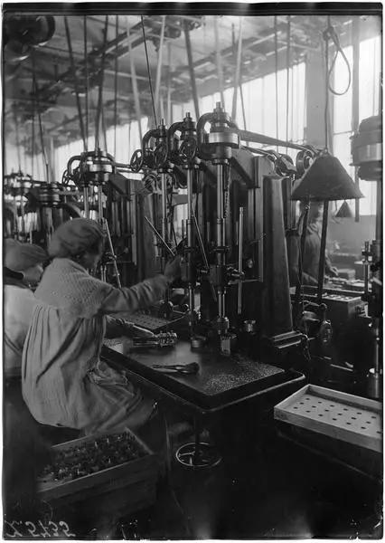 Usine de matériel électrique. Une perceuse