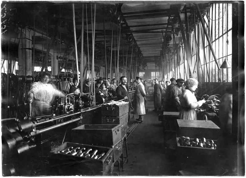 Usine de matériel électrique. L'atelier des armatures