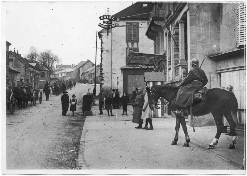 Le général de Boissoudy regarde défiler son régiment, janvier 1918