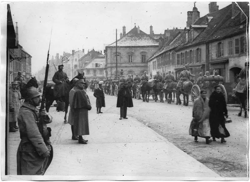 Le général de Boissoudy regarde défiler son régiment, janvier 1918