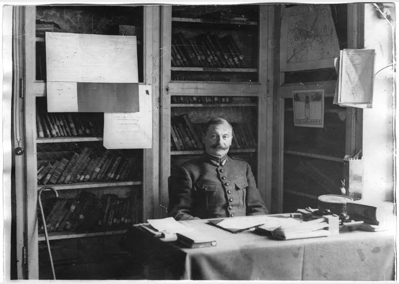 Un officier de l'état major de la 7ème armée, assis à son bureau, janvier 1918