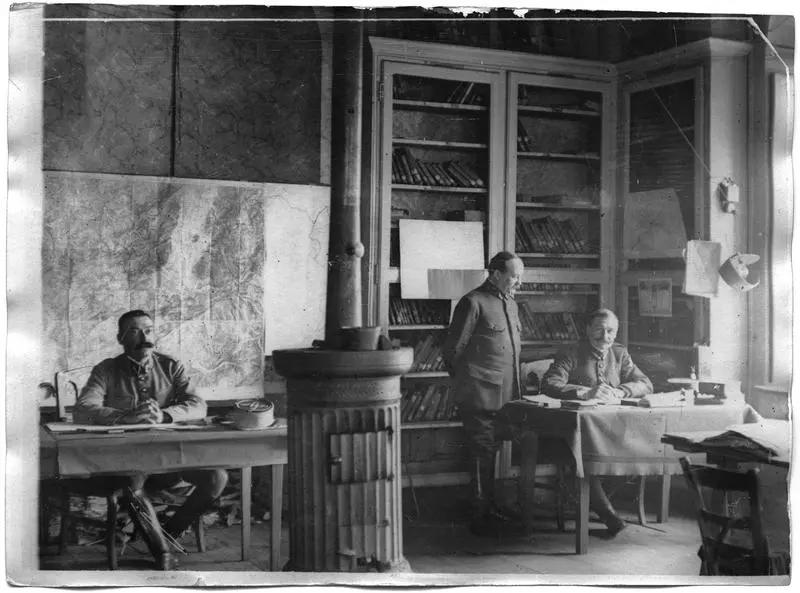 Les officiers de l'état major de la 7ème armée dans leur bureau, janvier 1918