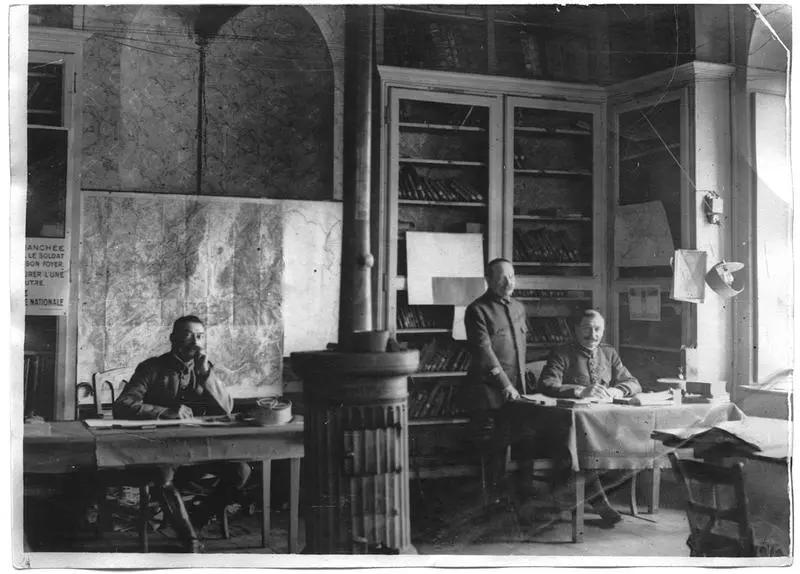 Les officiers de l'état major de la 7ème armée dans leur bureau, janvier 1918