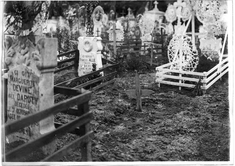 Dans le cimetière, tombe bulgare