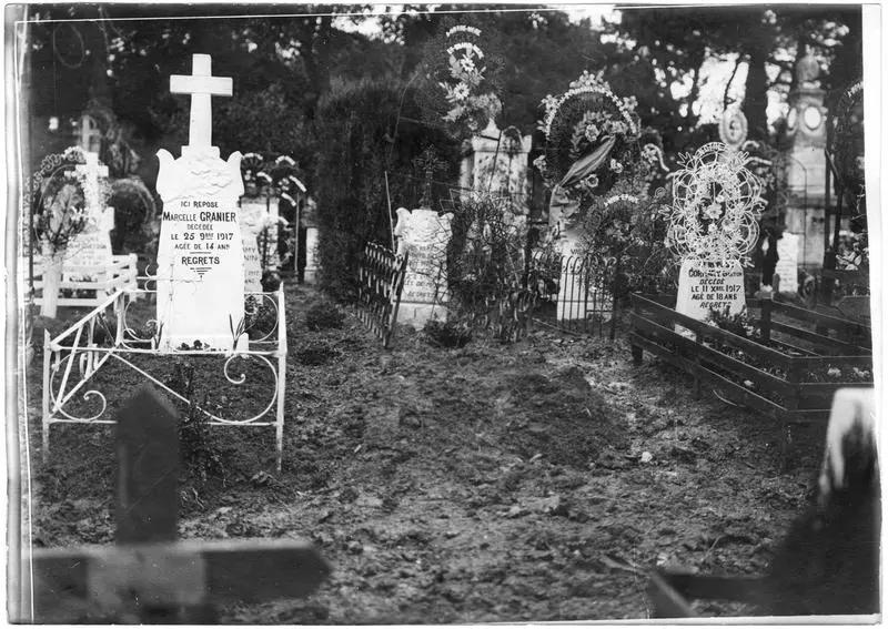 Dans le cimetière, tombe bulgare : Staikov Staikokostov