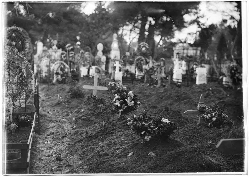 Dans le cimetière, tombe bulgare : Stuofin Tako