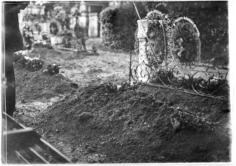 Dans le cimetière, tombe bulgare : David Jeb Rackamin