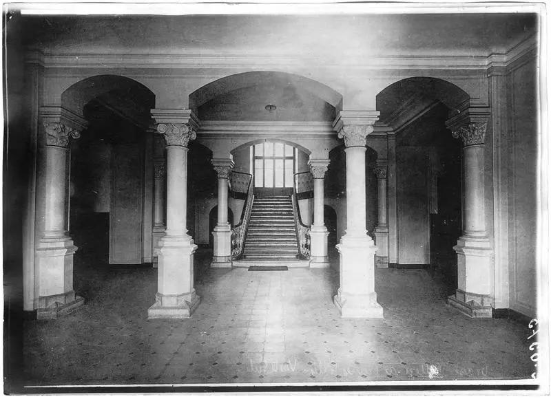 Intérieur, colonnes et escalier