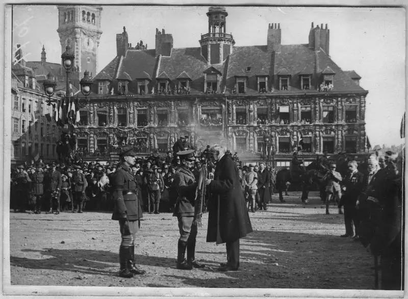 1918, Hôtel de Ville, Entrée des troupes anglaises : le maire remet un drapeau au général anglais