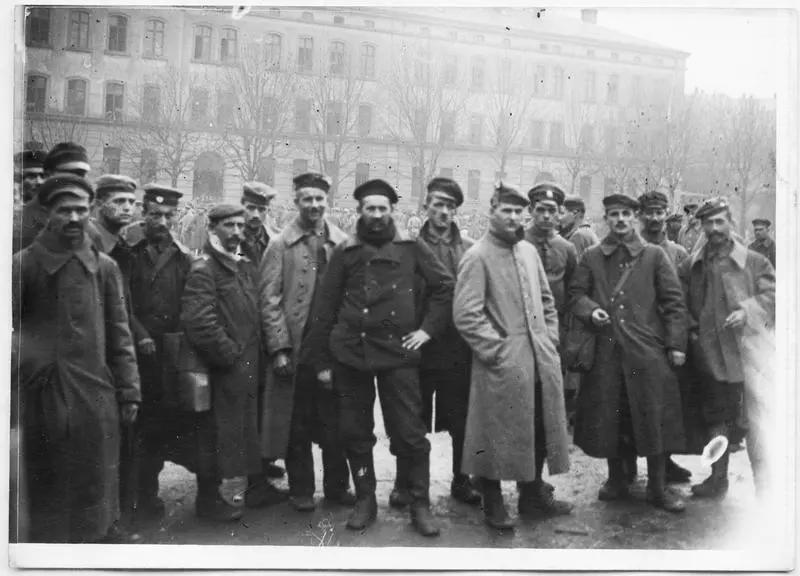 La cour de la caserne Sainte-Marguerite. Groupe de soldats alsaciens libérés du service militaire allemand