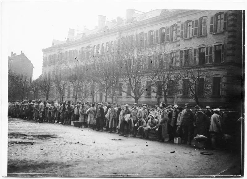 La cour de la caserne Sainte-Marguerite. Soldats alsaciens libérés du service militaire allemand