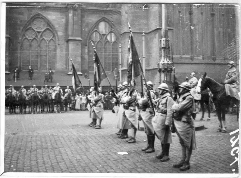 Entrée du maréchal Foch dans la ville de Metz. Les troupes place d'Armes, les drapeaux