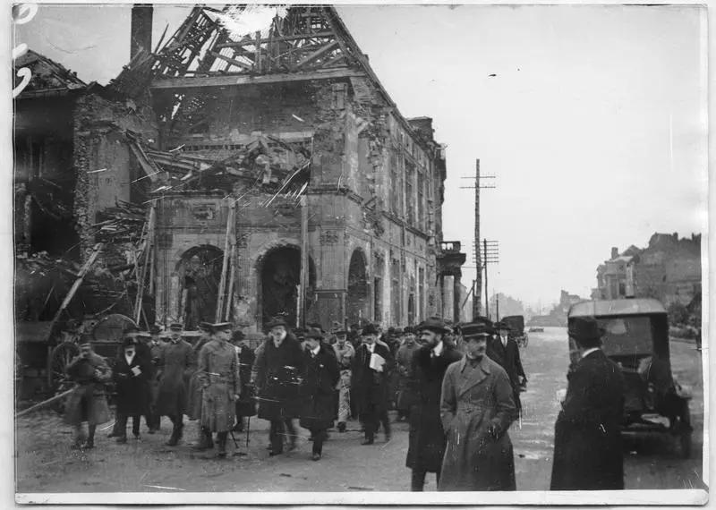 1918, Mission américaine près de l'hôtel de Ville