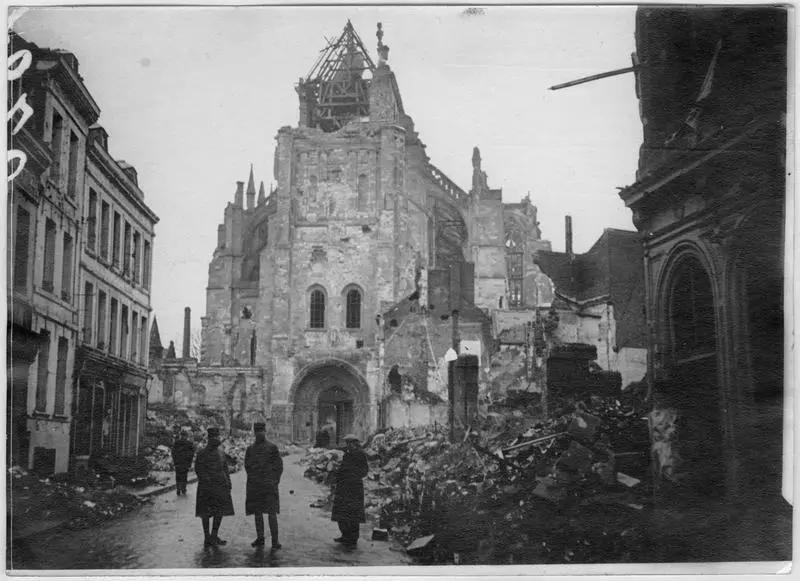 1918, Collégiale Saint-Quentin (ancienne), Mission américaine devant la cathédrale