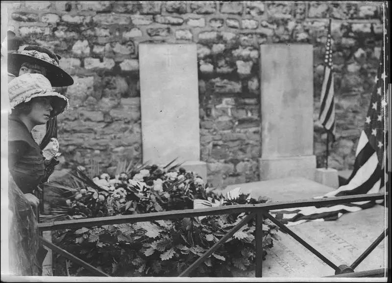 Au cimetière de Picpus, la tombe de Lafayette, couronne de fleurs