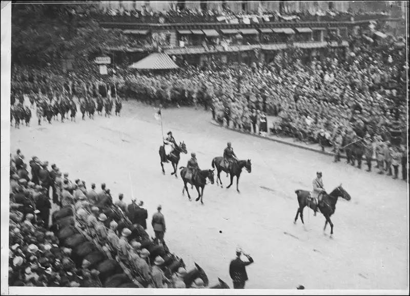 Le défilé place de l'Opéra et le café de la Paix