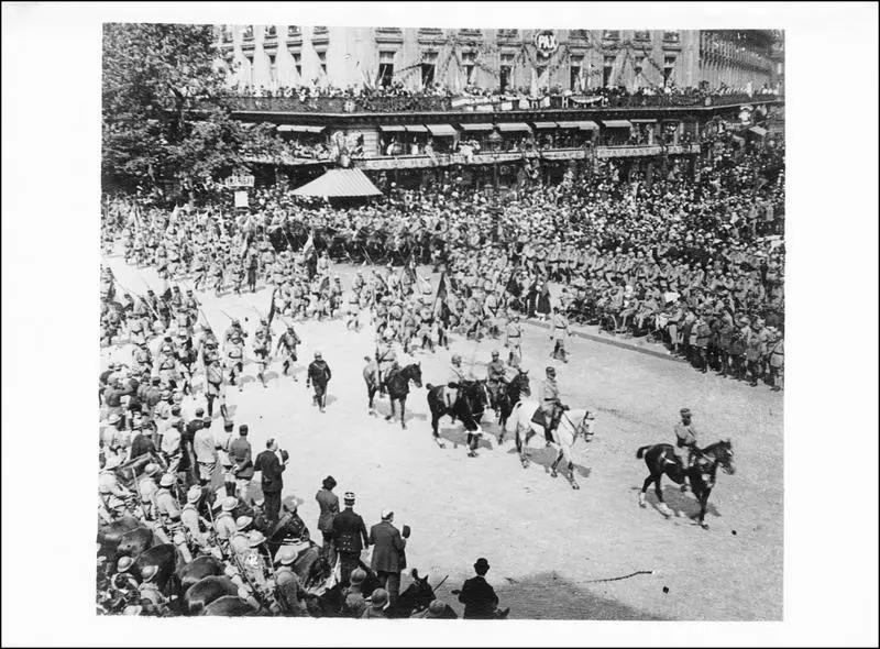 Le défilé place de l'Opéra et le café de la Paix