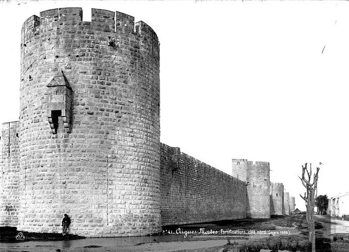 Remparts, Vue côté nord, au premier plan : tour de ville