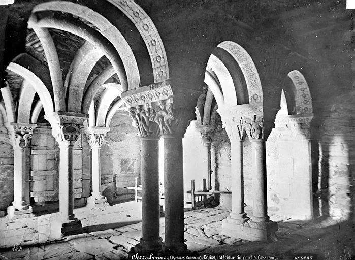 Eglise : Vue intérieure du porche