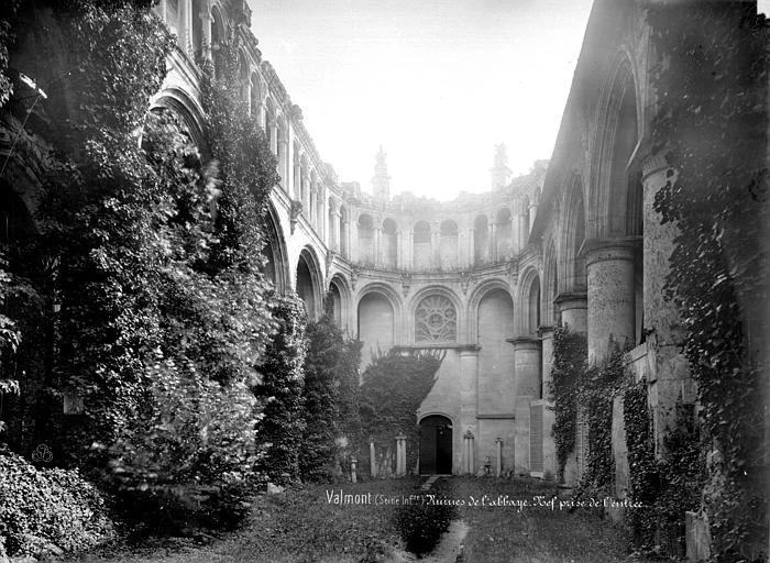 Eglise : Vue intérieure de la nef vers le choeur