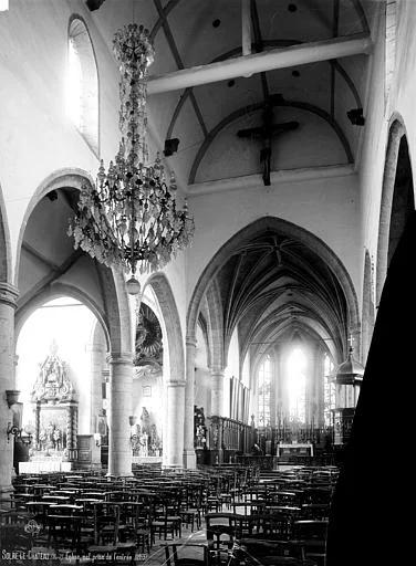 Eglise Saint-Pierre, Nef, vue de l'entrée