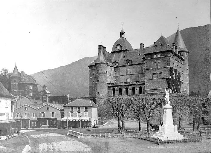 Façade sur la place