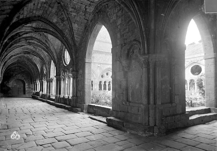 1905 (avant), Prieuré de Saint-Paul-de-Mausole (ancien), Cloître : vue intérieure d'une galerie