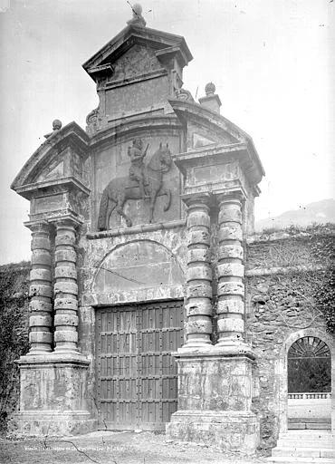 Portail d'entrée avec le statue équestre de Lesdiguières