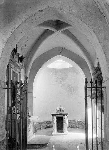 Vue intérieure d'une chapelle avec un tombeau