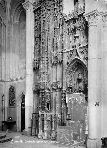 Ciborium dans le choeur