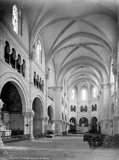 Vue intérieure de la nef, vers le choeur