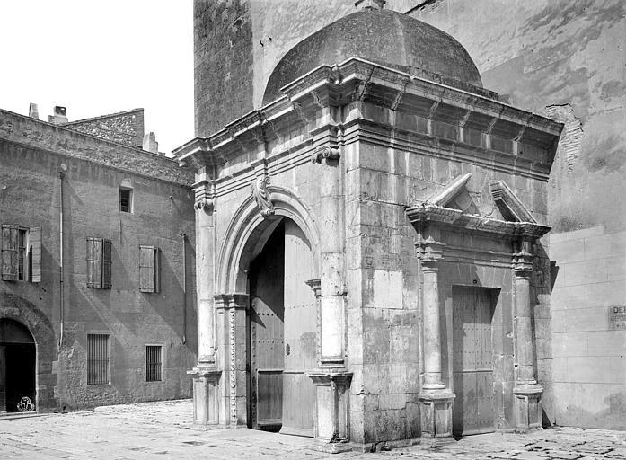 Porche de la façade ouest